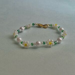 Elegant Pearl & Daisy Beaded Bracelet